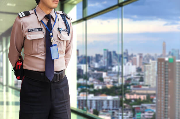 homem com braços para trás vigilância patrimonial