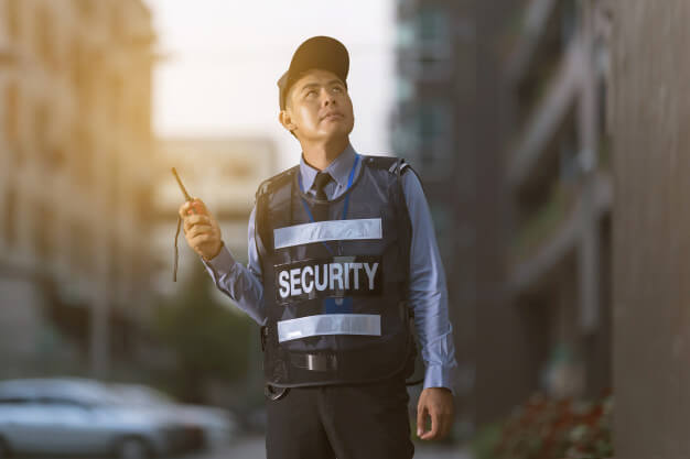 homem com rádio na mão vigilância patrimonial