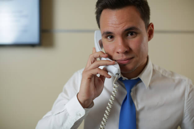 homem com telefone portaria de condomínio