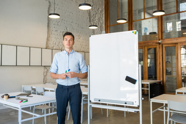 homem do lado de quadro branco convenção de condomínio