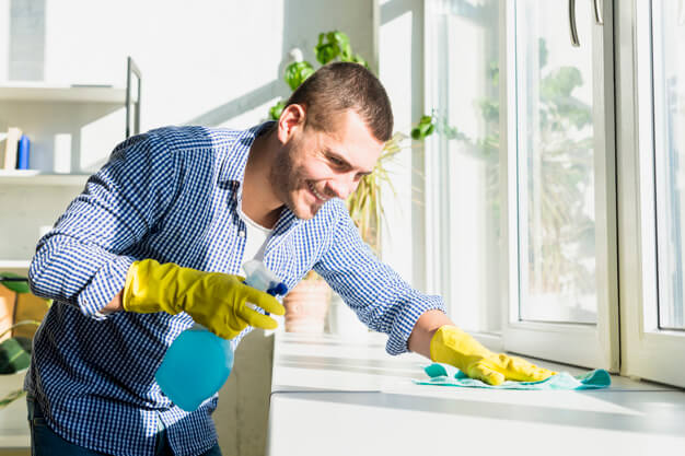 homem limpando bancada equipe de limpeza