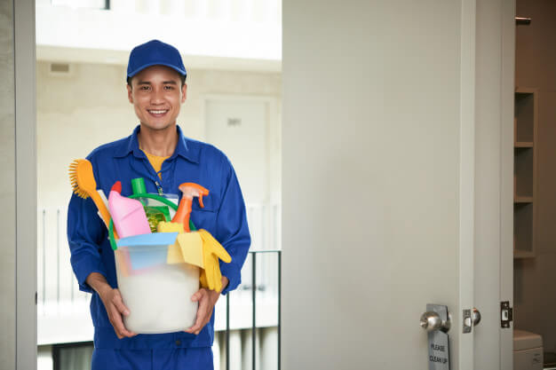 homem segurando produtos para limpeza de condomínio