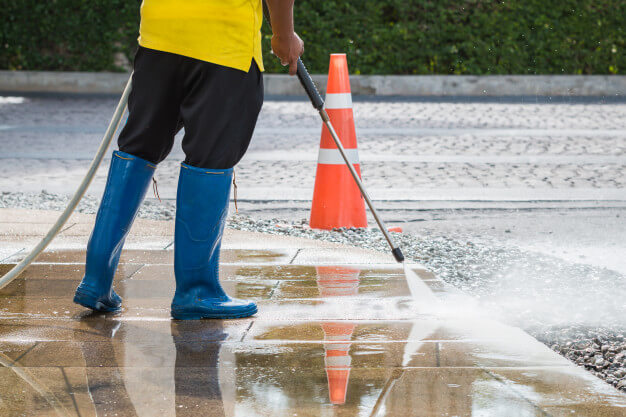 limpeza pós obra lavando área externa