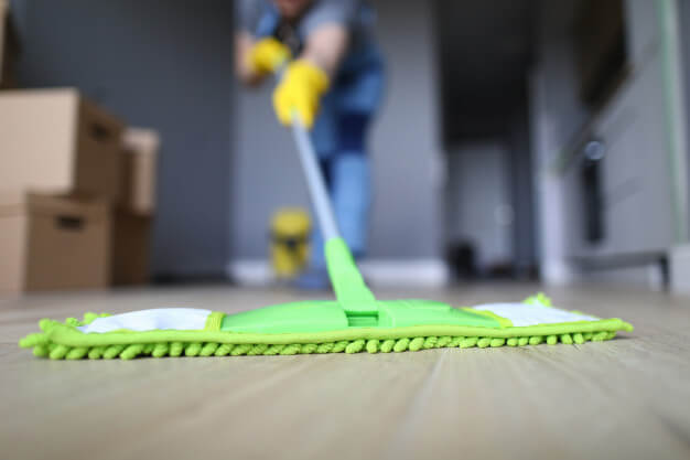 limpeza pós obra passando pano no chão