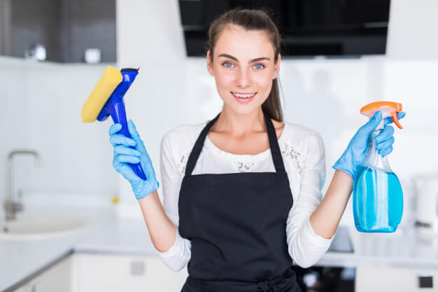 mulher segurando produtos de limpeza equipe de limpeza