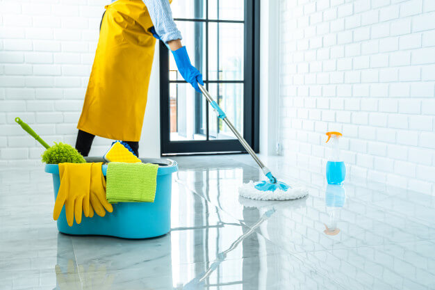 pessoa limpando chão tratamento de piso
